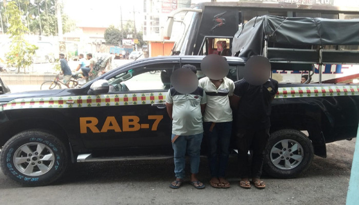 চট্টগ্রামে স্যান্ডেলের ভেতর লুকানো ৩২৫০ ইয়াবাসহ ৩ মাদক কারবারি আটক