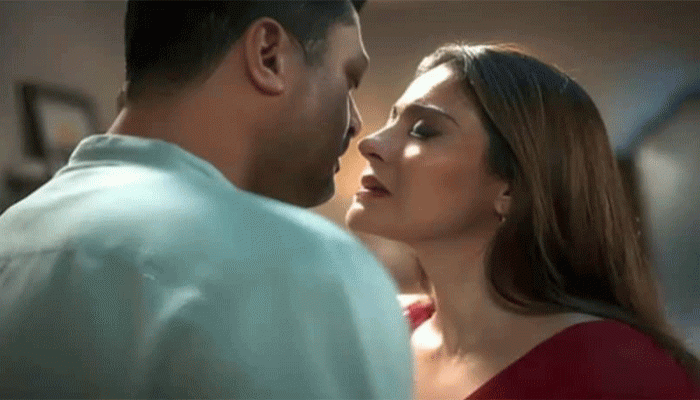 ৩০ বছর পর ‘নো কিসিং পলিসি’তে ইতি কাজলের