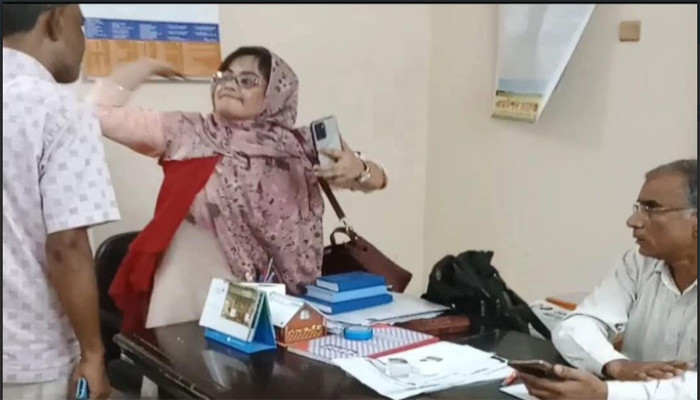 রাজশাহীতে ‘কথিত’ শিক্ষকের হাতে বিএনপির একাধিক নেতা লাঞ্ছিত