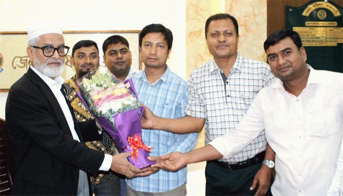 সরকারি গাড়ী চালক সমিতির পক্ষ থেকে  জেলা পরিষদের প্রশাসককে ফুলেল শুভেচ্ছা