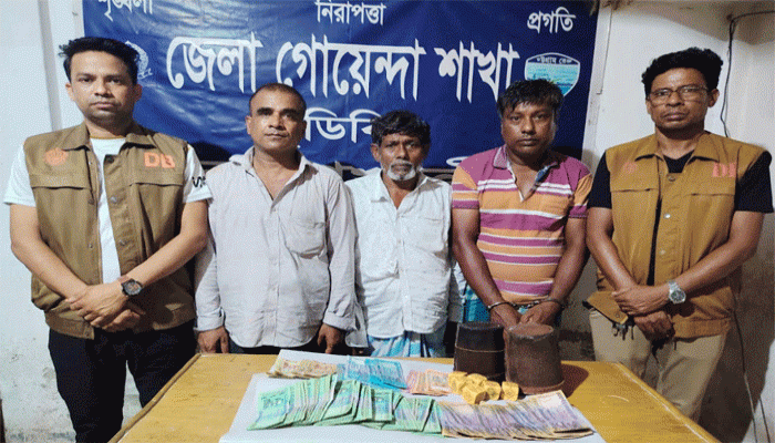 নোয়াখালীতে প্রকাশ্য জুয়ার আসরে ডিবির অভিযান, গ্রেপ্তার ৩