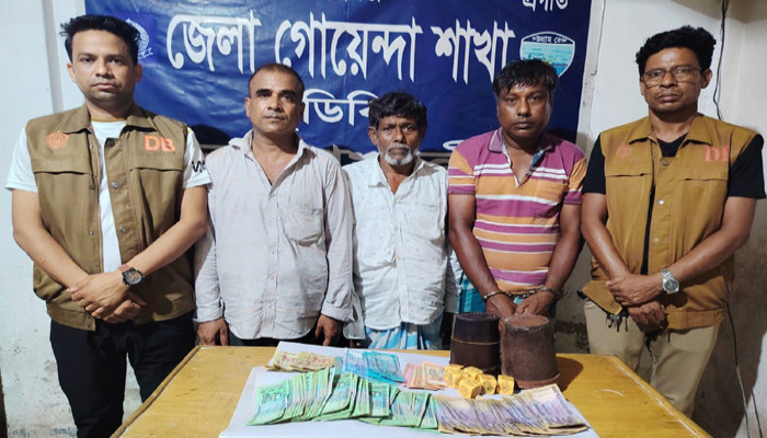 নোয়াখালীতে প্রকাশ্য জুয়ার আসরে ডিবির অভিযান, গ্রেপ্তার ৩