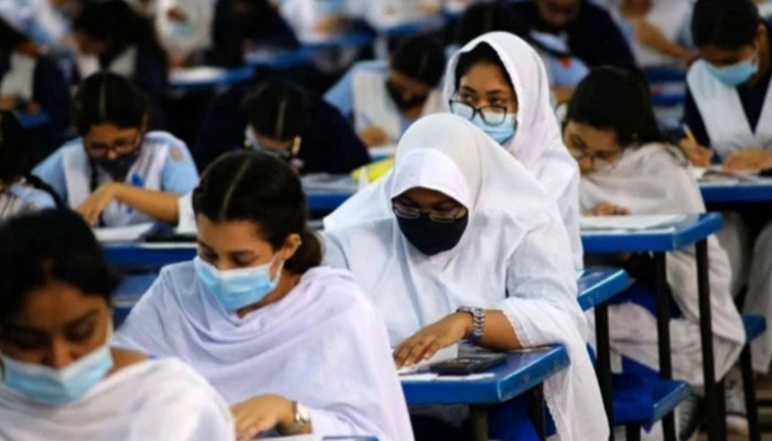 এসএসসি পরীক্ষার হলে খোঁচাখুঁচিতে বিপাকে মেধাবীরা, মনোযোগ নষ্টের অভিযোগ