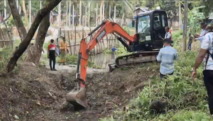 নোয়াখালীতে ডেঙ্গু প্রতিরোধে খাল পরিস্কার কর্মসূচি