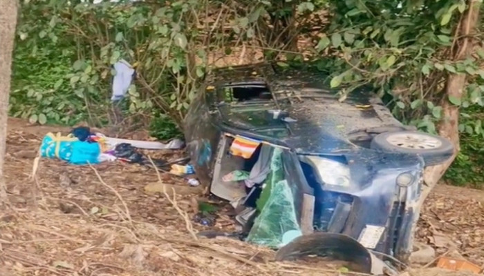 লোহাগাড়ায় নিয়ন্ত্রণ হারিয়ে একটি মাইক্রোবাস খাদে , নিহত ৩