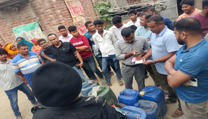 গোদাগাড়ীতে ভ্রাম্যমাণ আদালতের অভিযানে বিপুল পরিমান  ডিজেল ও পেট্রোল জব্দ