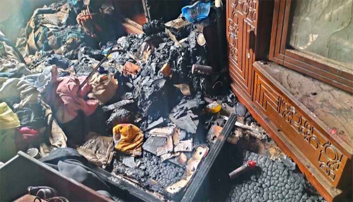 বিদেশফেরত চিকিৎসকের বাড়িতে লুটপাটের পর আগুন