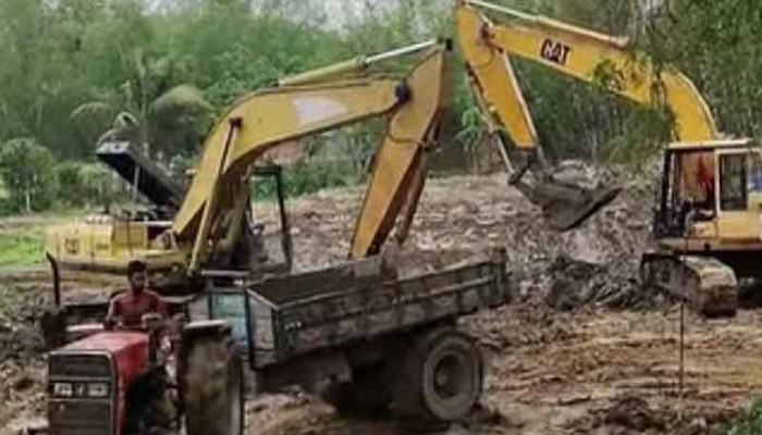 তানোরে ২টি এক্সেভেটর বিকল ও ৮টি ব্যাটারী জব্দ