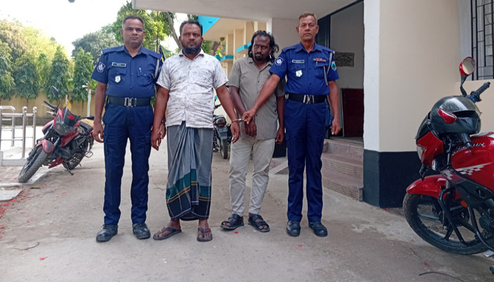 মান্দায় অবৈধভাবে তেল মজুতের  সময় ব্যবসায়ীসহ গ্রেপ্তার ২