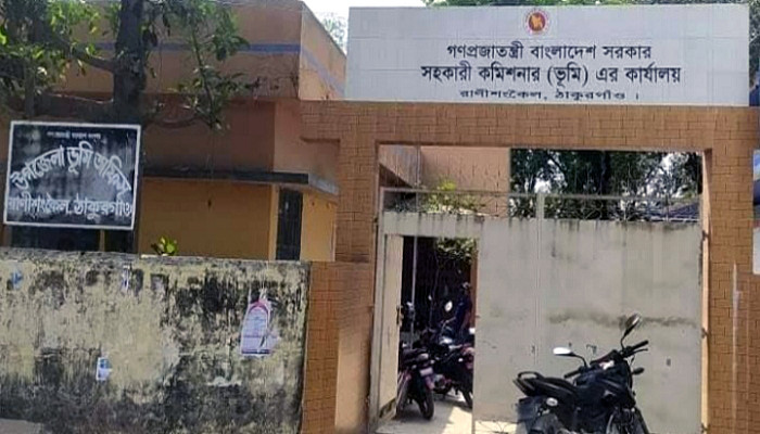 রাণীশংকৈলে দুই দপ্তরের রশি টানাটানিতে ভোগান্তি, ২ মাসেও  মেলেনি সেবা