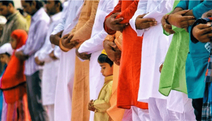 ইমামের পেছনে নামাজ আদায়ের সময় ভুল হলে করণীয় কী?