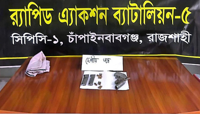 শিবগঞ্জে কবরস্থানের পাশে পরিত্যক্ত ব্যাগ থেকে দেশীয় অস্ত্র ও গুলি উদ্ধার