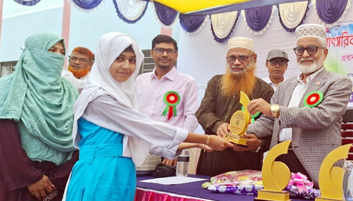 বাৎসরিক ক্রীড়া প্রতিযোগিতার পুরস্কার বিতরণ