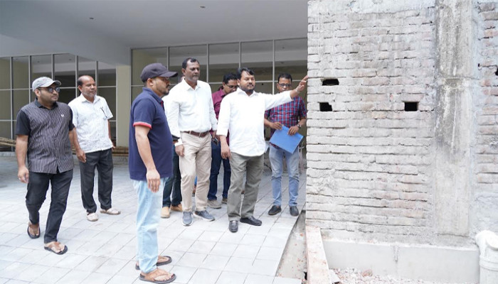 নির্মাণাধীন ৬নং ওয়ার্ড কাউন্সিলর কার্যালয় কাম কমিউনিটি সেন্টার পরিদর্শনে রাসিক প্রশাসক