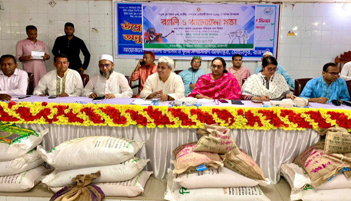 মোহনপুরে ক্ষুদ্র ও প্রান্তিক কৃষকদের মাঝে বিনামূল্যে বীজ ও সার বিতরণ