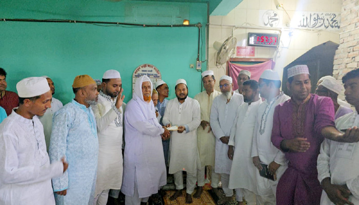 গরীর বাইতুল মামুর জামে মসজিদের উন্নয়নে ৫ লাখ টাকার অনুদান দিলেন রাসিক প্রশাসক