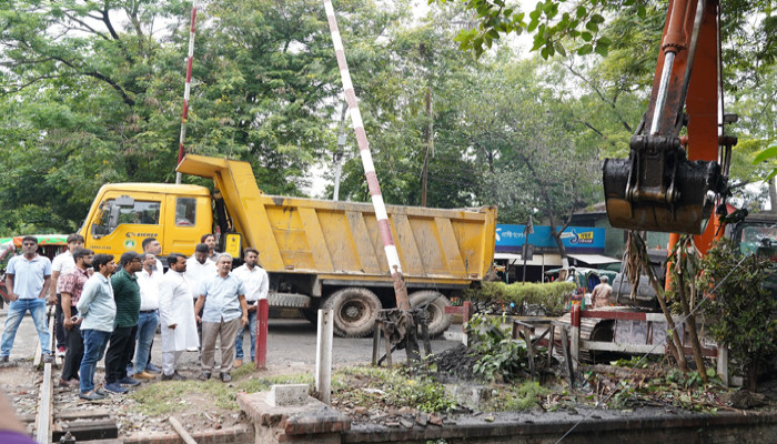 ড্রেনের কাদামাটি অপসারণ কার্যক্রম পরিদর্শনে রাসিক প্রশাসক