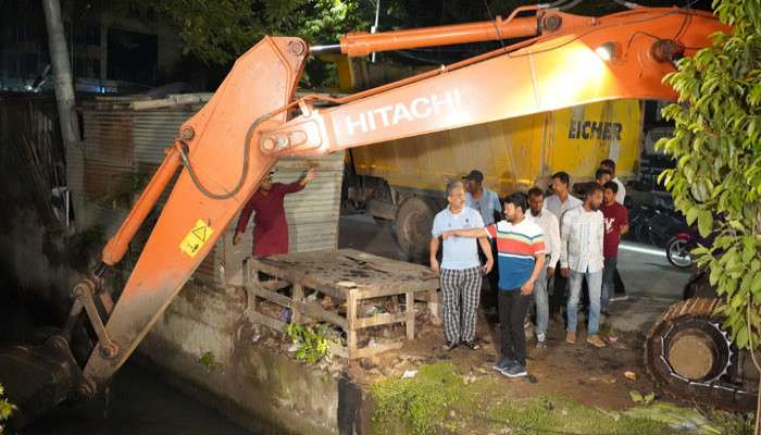 রাজশাহী নগরীতে জলাবদ্ধতা ঠেকাতে দিনরাত কাজ করছে রাসিক