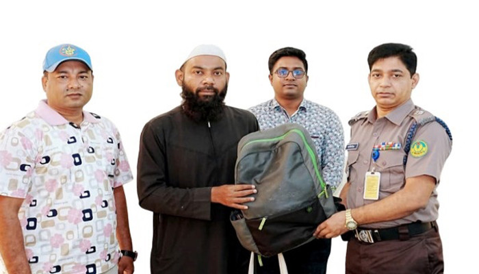 সিসিটিভি ফুটেজ বিশ্লেষণে উদ্ধার হারানো ল্যাপটপ ব্যাগ, মালিককে ফেরত দিল আরএমপি
