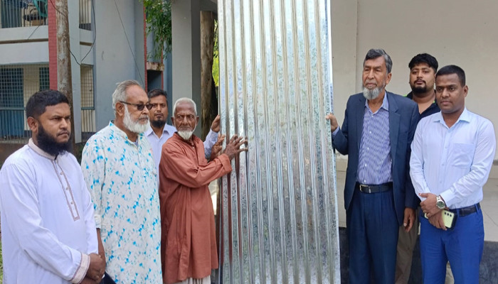 ​পীরগঞ্জে অগ্নিকাণ্ডে ও ঝড়ে ক্ষতিগ্রস্তদের মাঝে ঢেউ টিন বিতরণ
