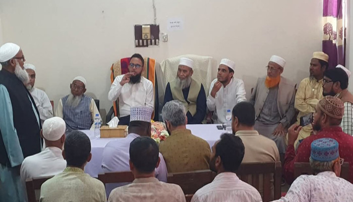 তানোরে সাব-রেজিষ্ট্রি অফিসের কর্মকর্তা কর্মচারী দলিল লেখক ও নকল নবিসদের সঙ্গে এমপির মতবিনিময়