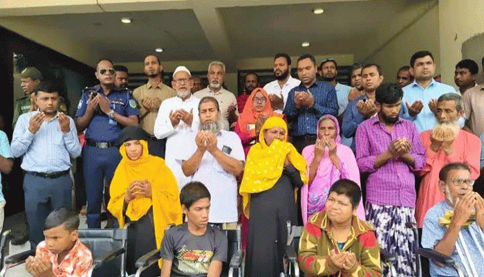নিয়ামতপুরে প্রতিবন্ধীদের মাঝে হুইল চেয়ার ও সুবর্ন নাগরিক পরিচয়পত্র বিতরণ