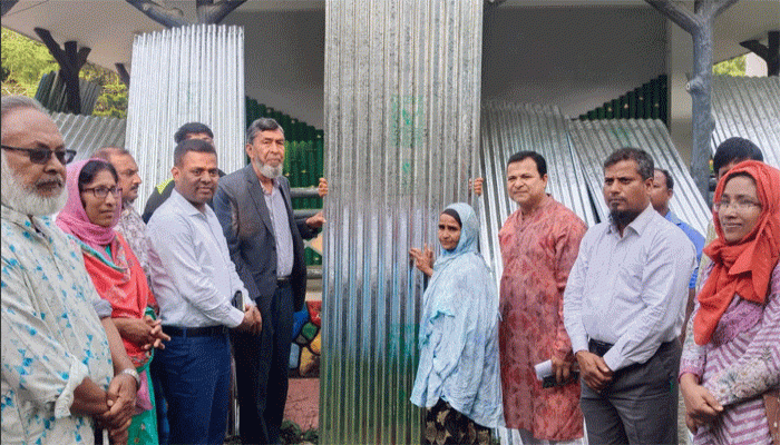 ঠাকুরগাঁওয়ের পীরগঞ্জে অগ্নিকাণ্ড ও কালবৈশাখীতে ক্ষতিগ্রস্তদের মাঝে ঢেউটিন ও নগদ সহায়তা বিতরণ