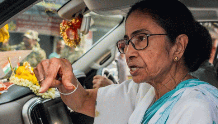 মমতার গাড়ি দেখেই ‘চোর-চোর’ স্লোগান, জমায়েতস্থলে ভাঙচুর!