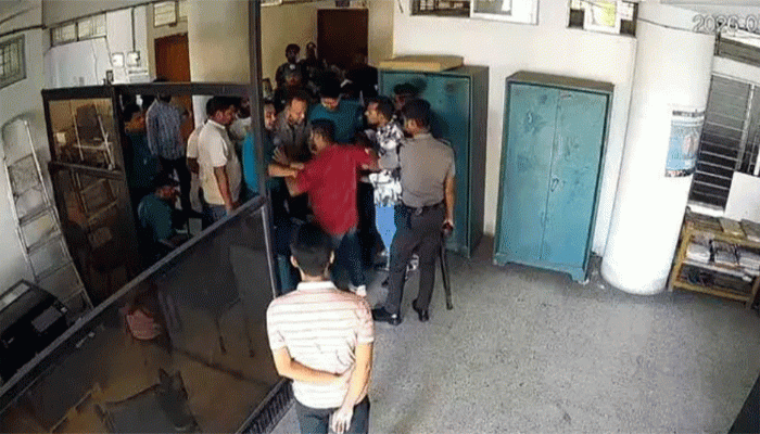 পুলিশের সামনেই আরডিএ এর টেন্ডার বাক্স ছিনতাই