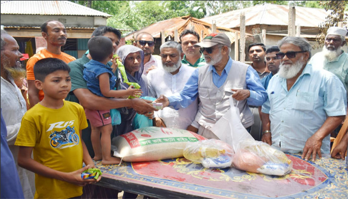 গাবতলীতে অগ্নিকাণ্ডে মৃত্যু পরিবারকে খাদ্য-বস্ত্র ও আর্থিক সহায়তা প্রদান করলেন সাবেক এমপি লালু