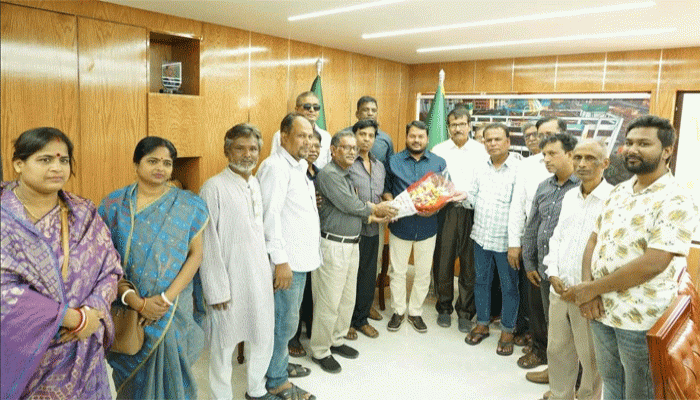 রাসিক প্রশাসকের সাথে চতুর্বেদী সার্বজনীন মন্দিরের নেতৃবৃন্দের সৌজন্য সাক্ষাৎ