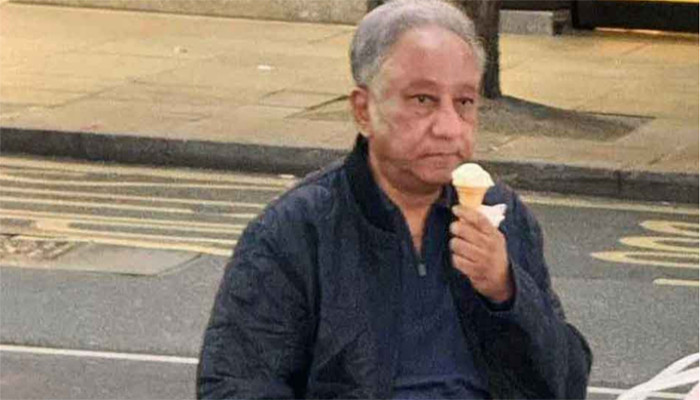 ফুটপাতে বসে আইসক্রিম খাচ্ছেন পাপন, ছবি ভাইরাল