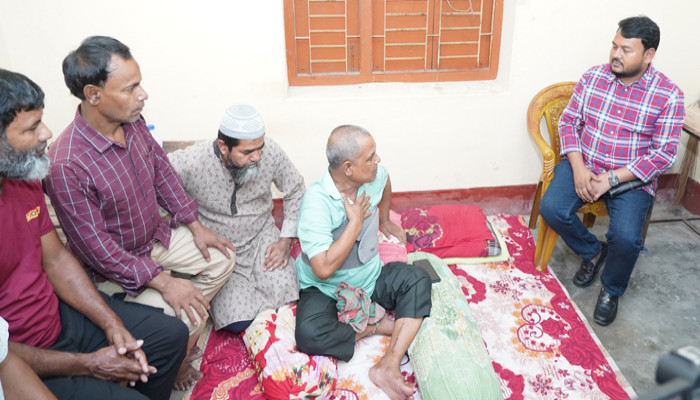 ওয়ার্ড বিএনপি নেতা অসুস্থ্য টুটুলকে দেখতে গেলেন রাসিক প্রশাসক