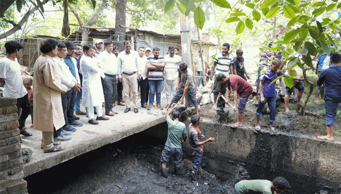 নগরীতে ড্রেন পরিস্কারকরণ কার্যক্রম পরিদর্শনে রাসিক প্রশাসক