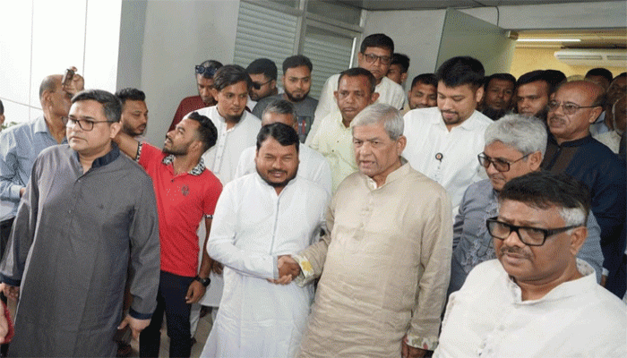 বিএনপির মহাসচিব ও এলজিআরডি মন্ত্রীকে বিমানবন্দরে স্বাগত জানালেন রাসিক প্রশাসক