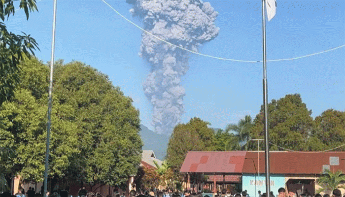 ইন্দোনেশিয়ায় আগ্নেয়গিরিতে ভয়াবহ অগ্ন্যুৎপাতে নিহত ৩, নিখোঁজ ২০ পর্বতারোহী