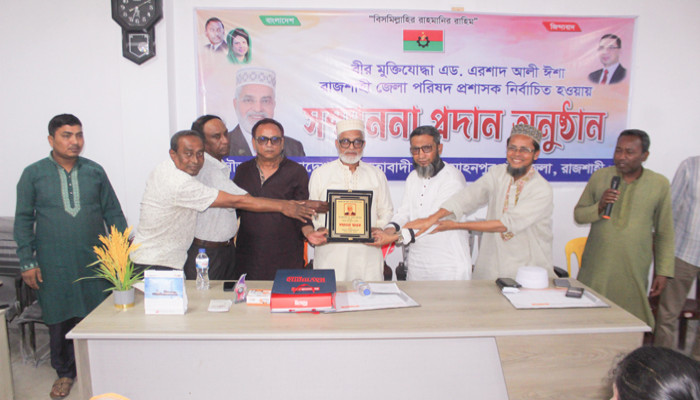 জেলা পরিষদ প্রশাসক ঈশাকে মোহনপুর বিএনপির সম্মাননা