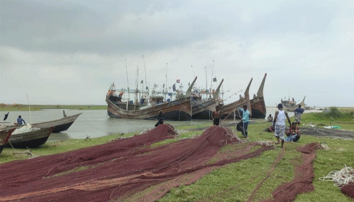 ৫৮ দিনের নিষেধাজ্ঞায় কর্মহীন হাতিয়ার জেলেরা