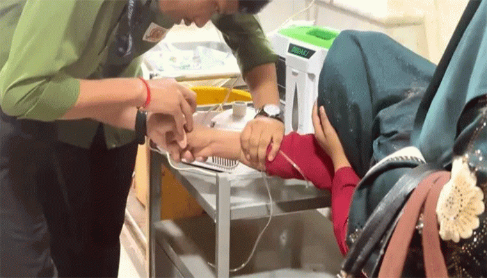 আদালতে বিচারকের সামনেই ‘বিষপান’ নারীর