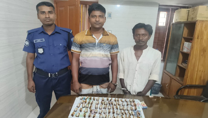 আত্রাইয়ে বিপুল পরিমান অ্যাম্পুল ও হেরোইনসহ দুই মাদক কারবারি গ্রেফতার