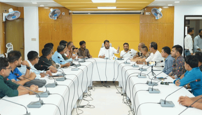 রাজশাহী বরেন্দ্র প্রেসক্লাবের নেতৃবৃন্দের সাথে মতবিনিময়কালে রাসিক প্রশাসক ‘রাজশাহী নগরবাসীর আশা-আকাঙ্খা বাস্তবায়নে কাজ করে যাব’