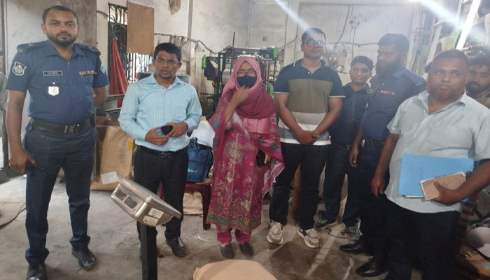 নোয়াখালীতে পলিথিন কারখানায় অভিযান, অবৈধ কারখানা বন্ধের নির্দেশ
