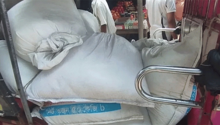 সরকারি চাল গোপনে বিক্রি, হাতেনাতে ধরা টিসিবি ডিলার