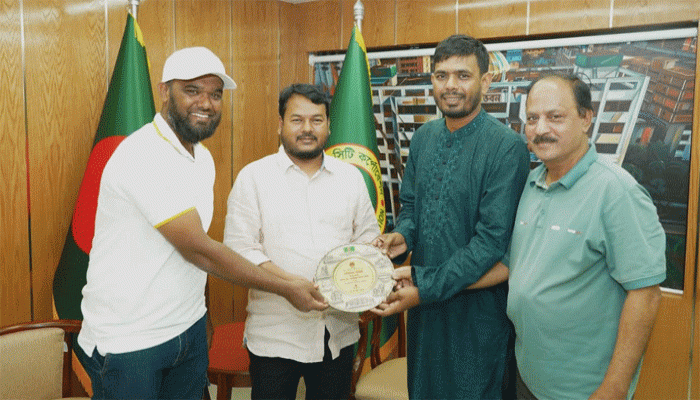 ‘নতুন কুঁড়ি স্পোর্টসের জেলা পর্যায়ের সমাপনী উপলক্ষে রাসিক প্রশাসককে সম্মাননা স্মারক প্রদান