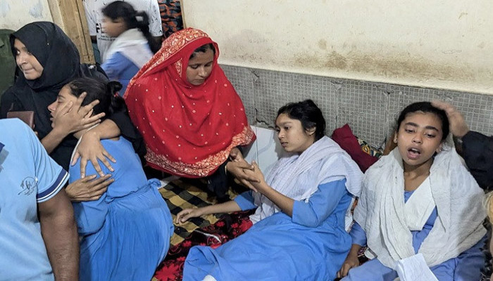 ঈশ্বরদীতে শ্রেণিকক্ষে বিষাক্ত গন্ধে ৫০–৬০ শিক্ষার্থী অসুস্থ, হাসপাতালে ভর্তি