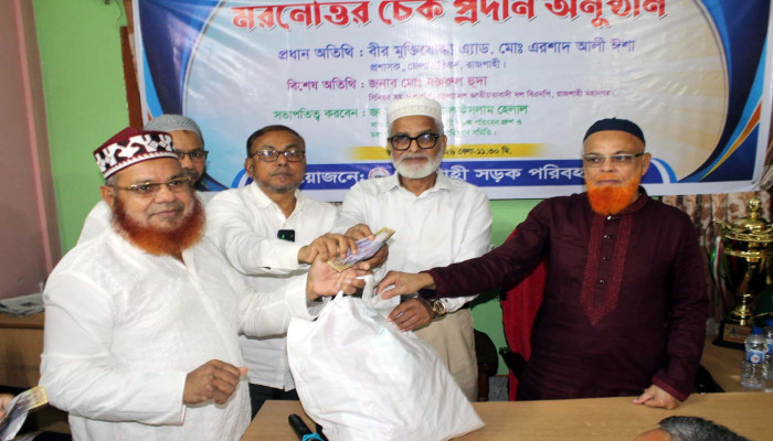 রাজশাহীতে পরিবহন মালিক পরিবারের মাঝে মরনোত্তর সহায়তার চেক বিতরণ