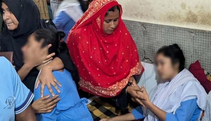 ঈশ্বরদীর মুলাডুলি উচ্চ বিদ্যালয়ে শতাধিক শিক্ষার্থী অসুস্থ: তদন্তে ৫ সদস্যের কমিটি, দুই ছাত্রী রামেকে ভর্তি