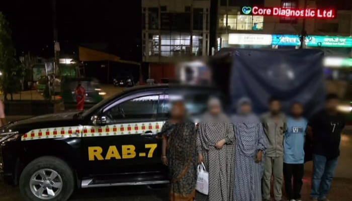 হালিশহরে ১১ কেজি ৯০০ গ্রাম গাঁজাসহ নারীসহ ৬ মাদক কারবারি গ্রেপ্তার