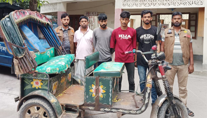 নগরীতে অটোরিক্সা চালক হত্যায় ছিনতাই চক্রের ৪ সদস্য গ্রেফতার, অটোরিক্সা উদ্ধার