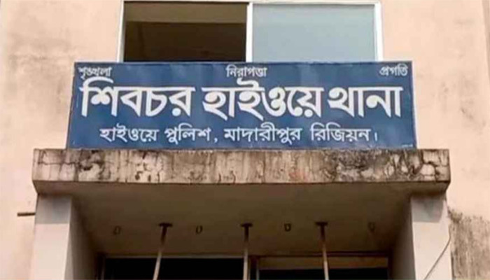 ট্রাকের চাকা বদলাতে গিয়ে গাড়িচাপায় প্রাণ গেল বাবা-ছেলের